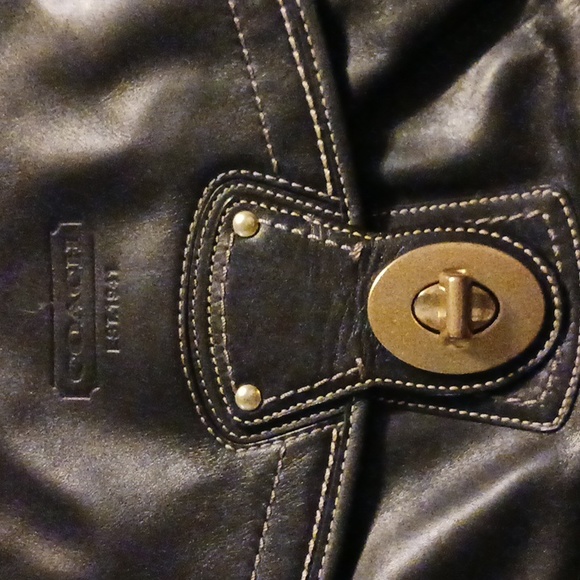 Vintage Coach black leather saddle bag with brass turn-lock clasp and hardware. - Picture 2 of 7